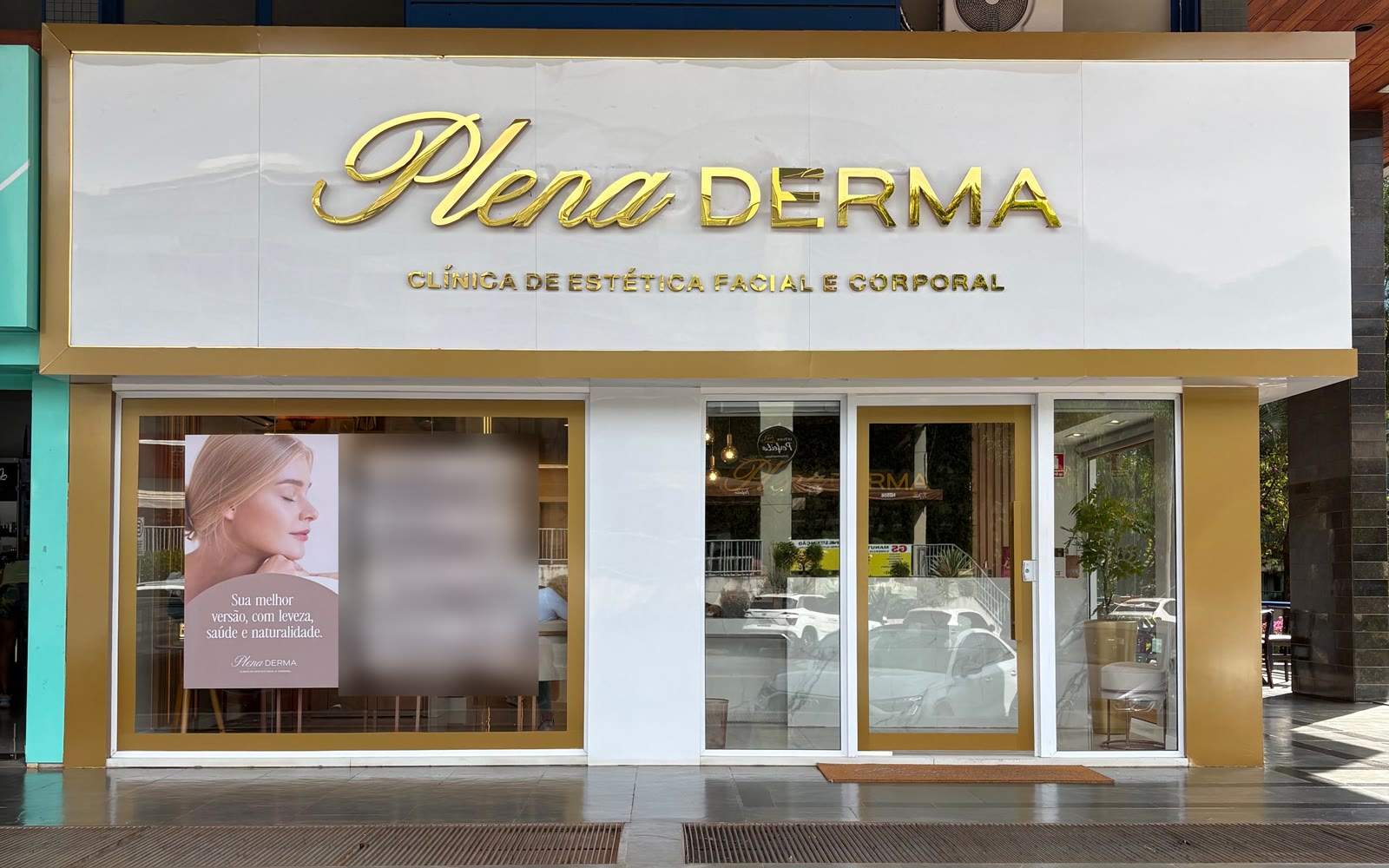 Fachada completa da Plena Derma na CLN 309, vista de frente