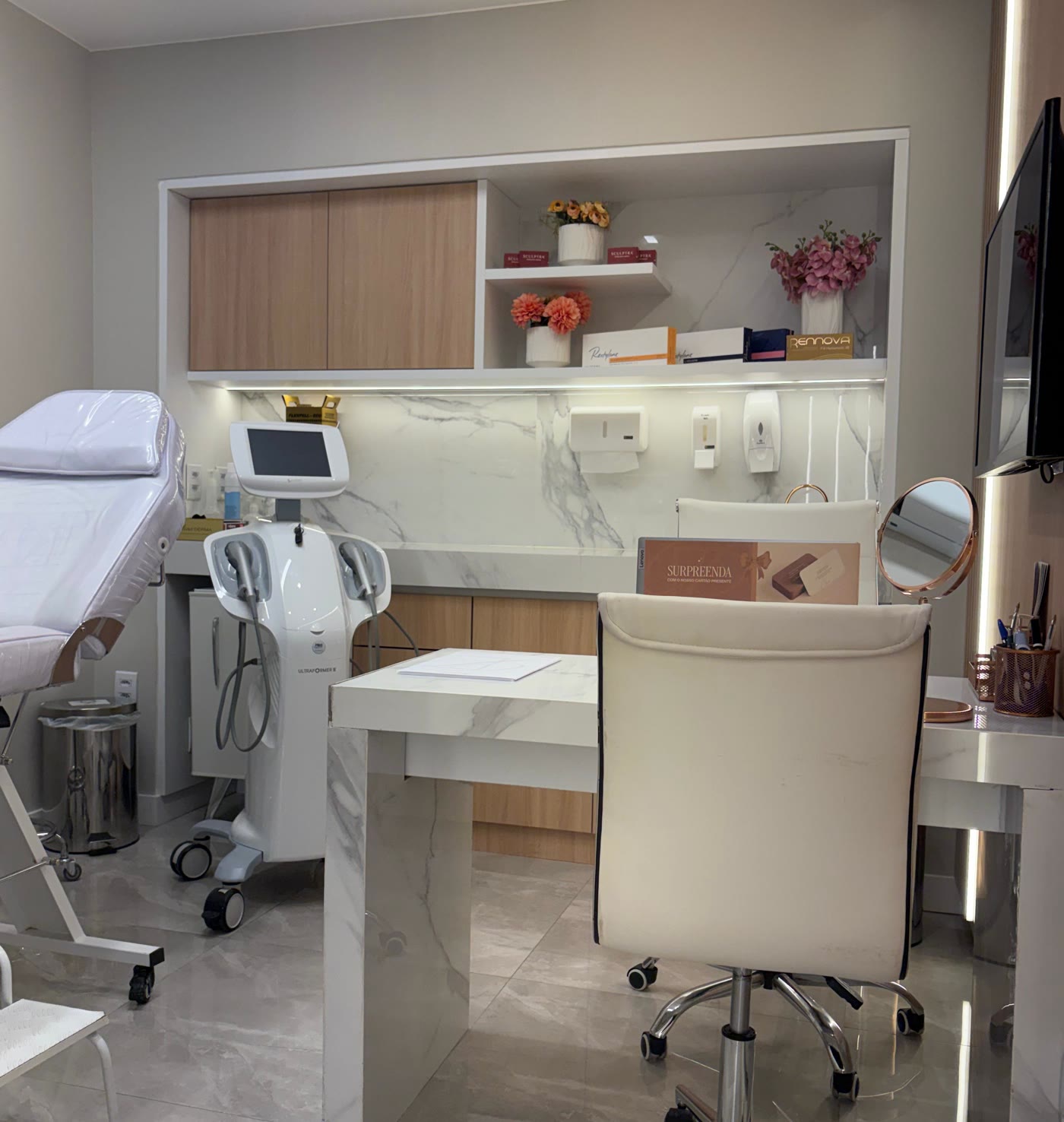 Sala de atendimento da Plena Derma com maca e equipamento
